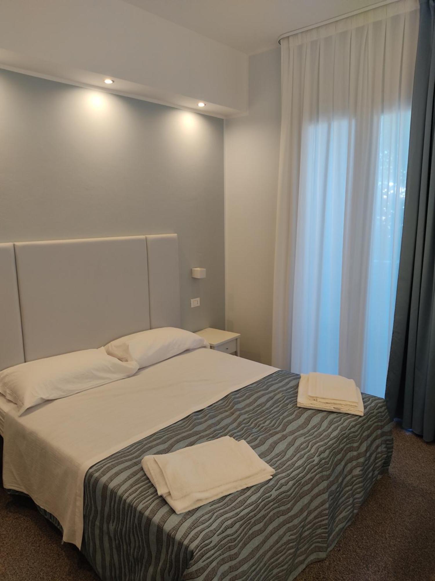 Hotel Caravel Rimini Exterior foto